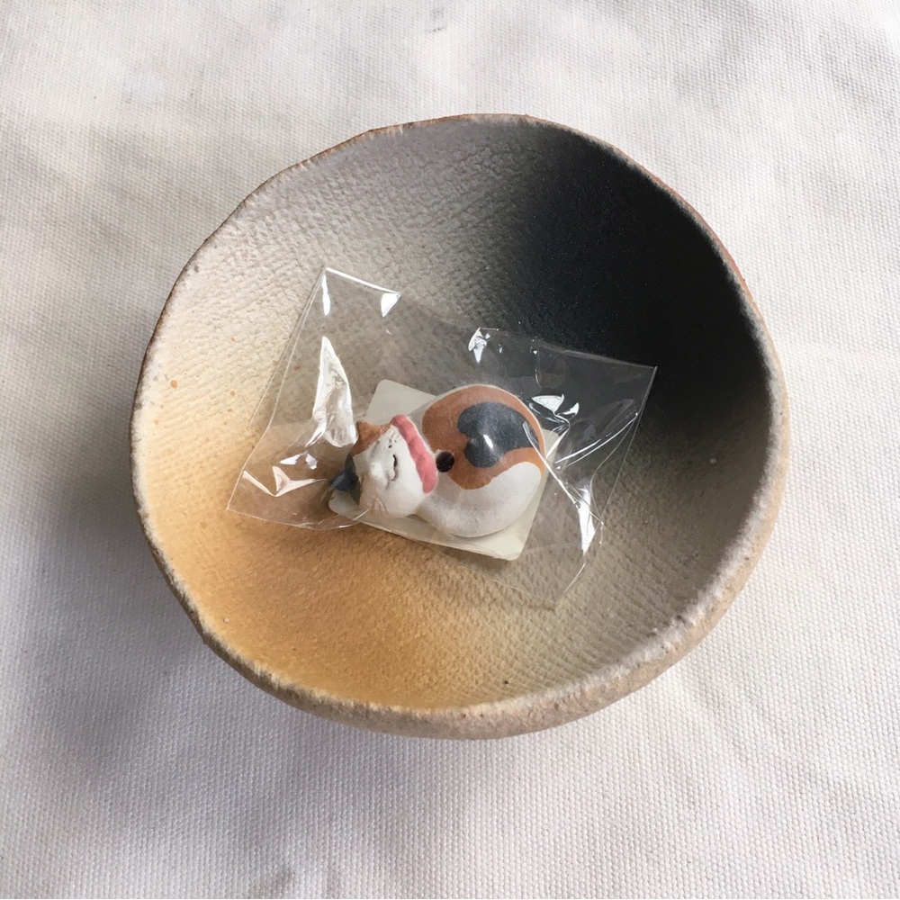 Shigaraki miniature cat sculpture ceramic incense holder dish from Japan